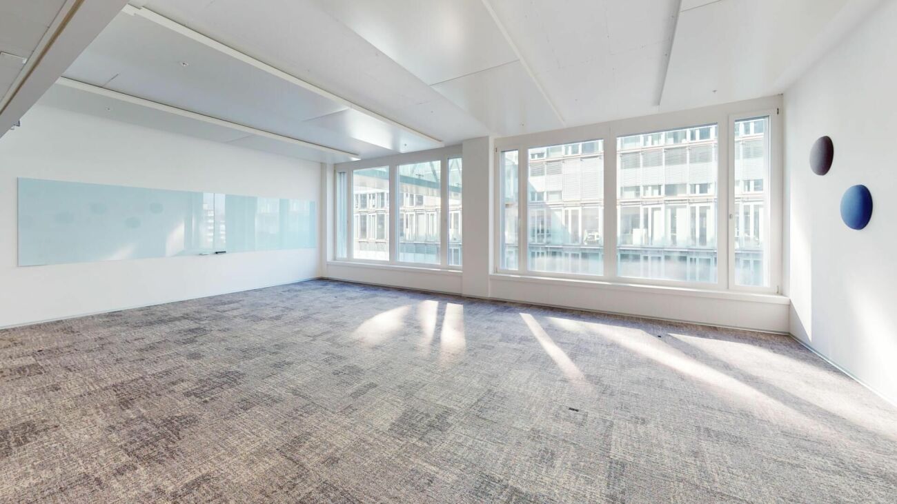 1032m² office