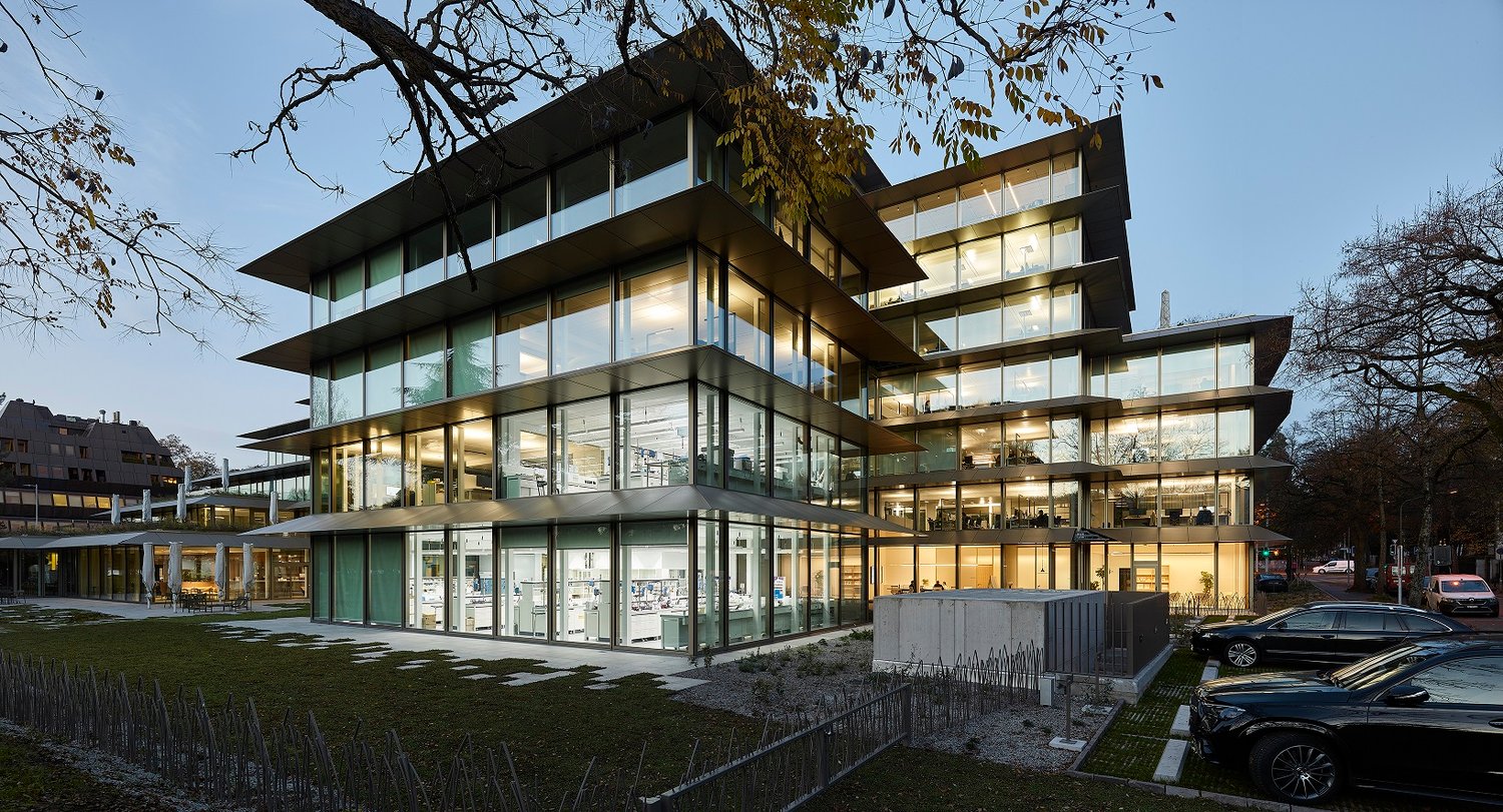 1451m² office