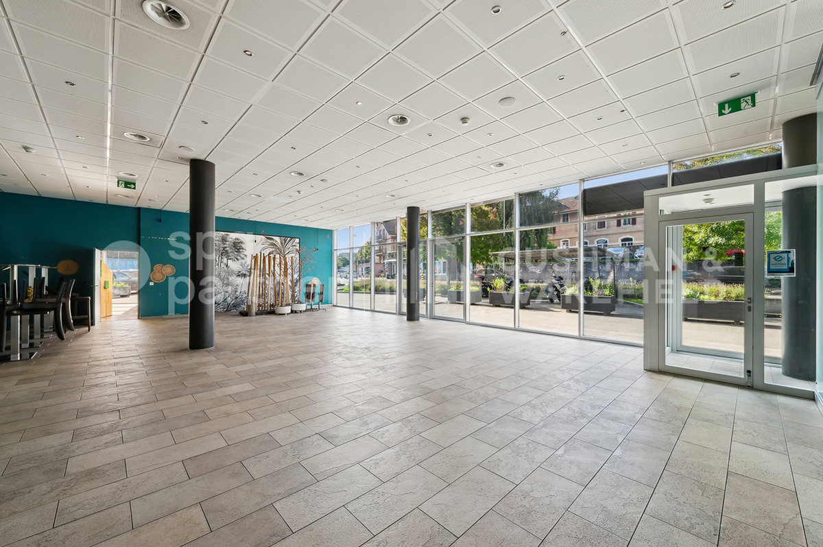 548m² commerciale