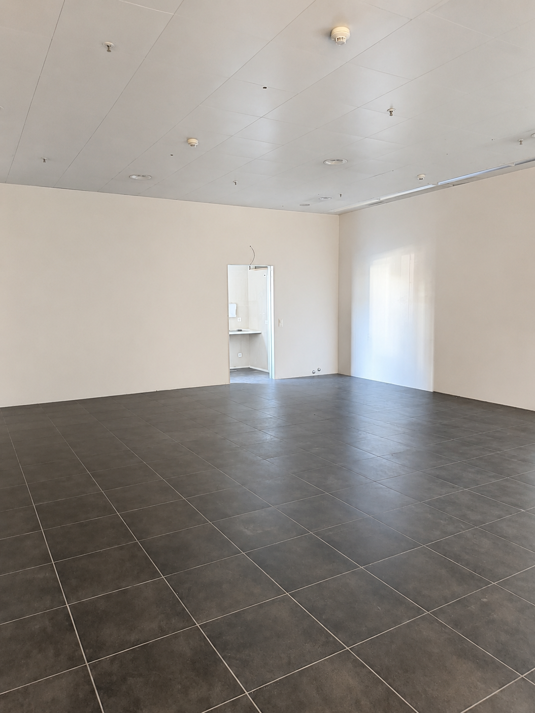 88m² shop