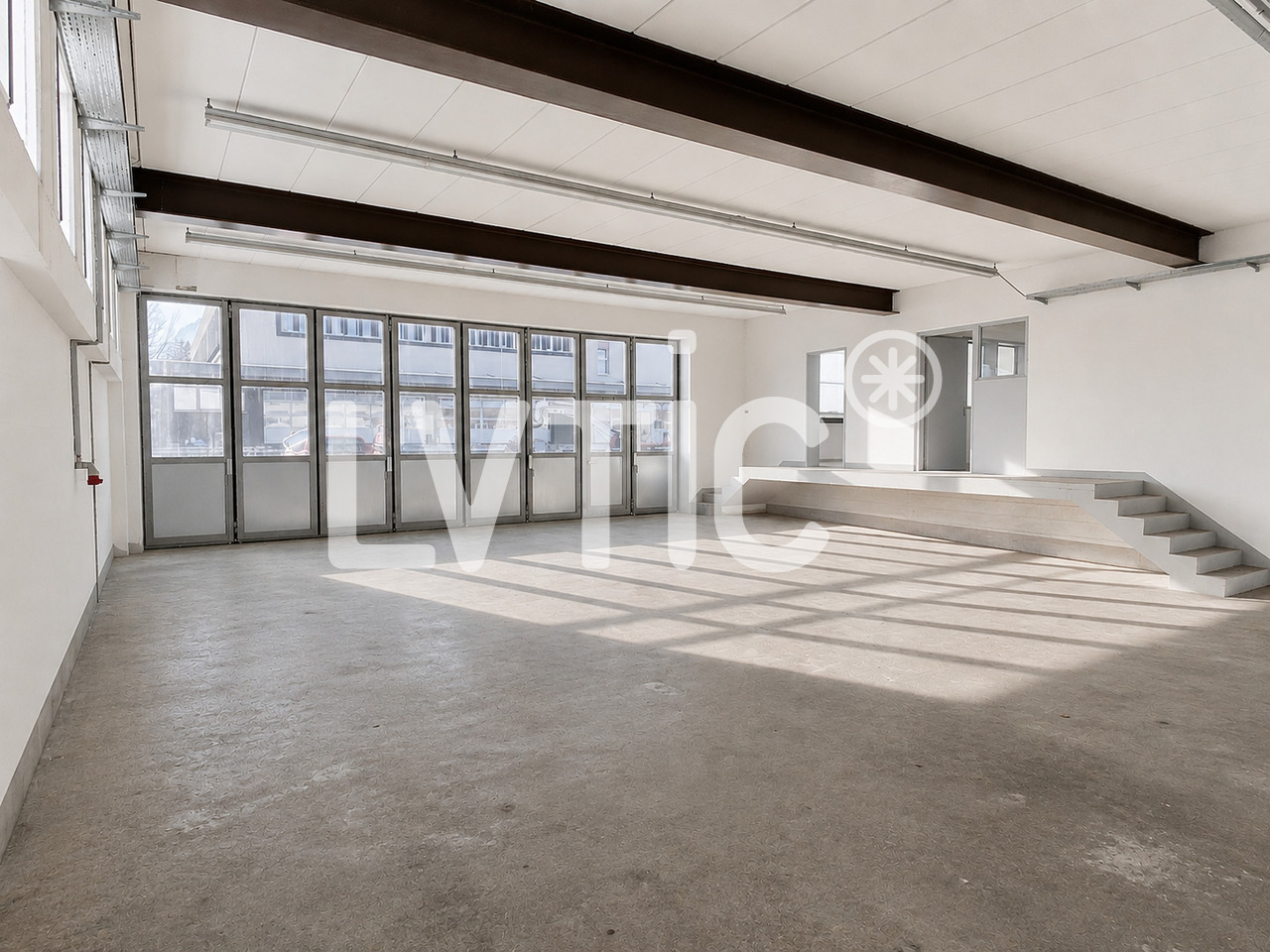 1180m² Industrieobjekt, Foto 1 von 10