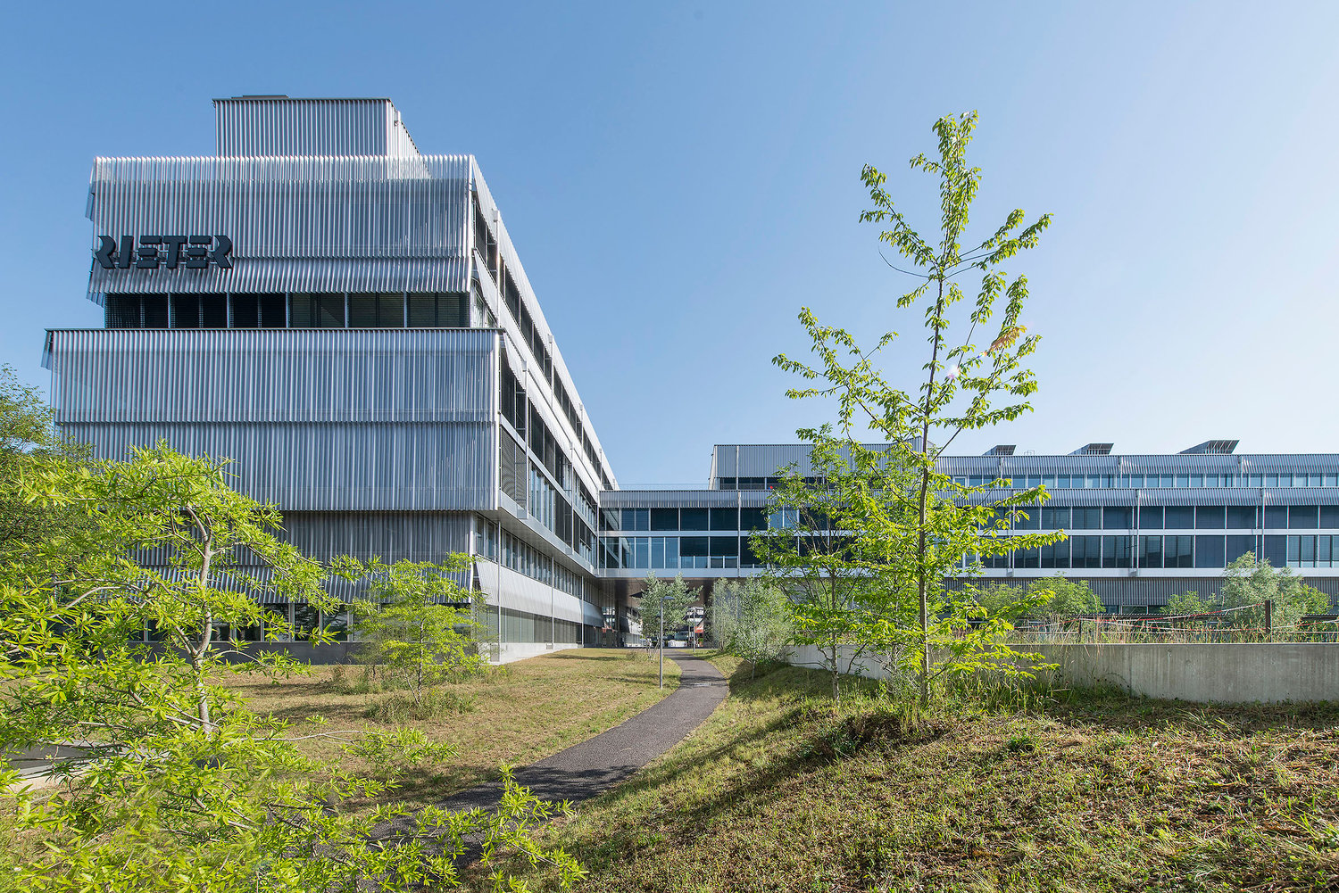2000m² office
