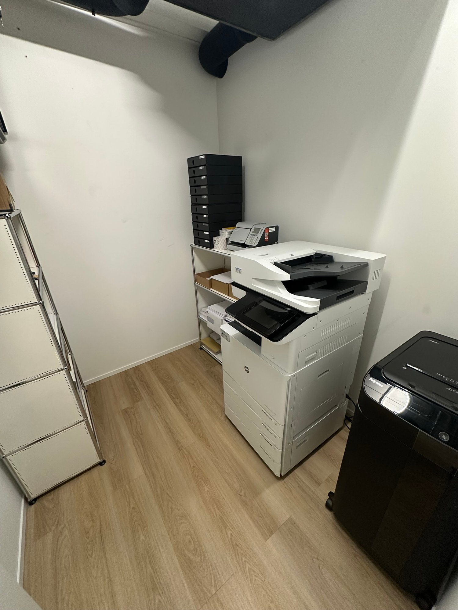 80m² office