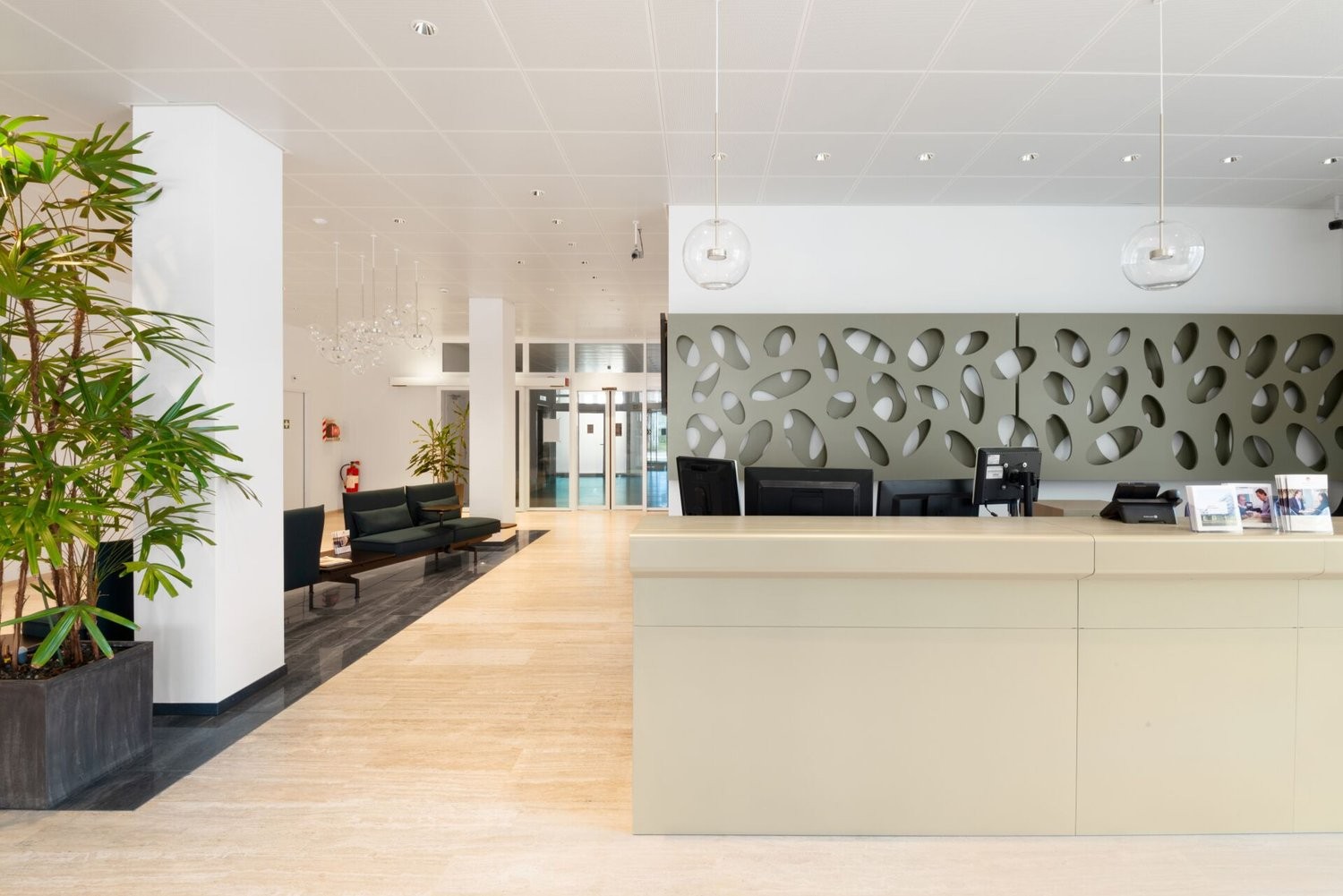 765m² office