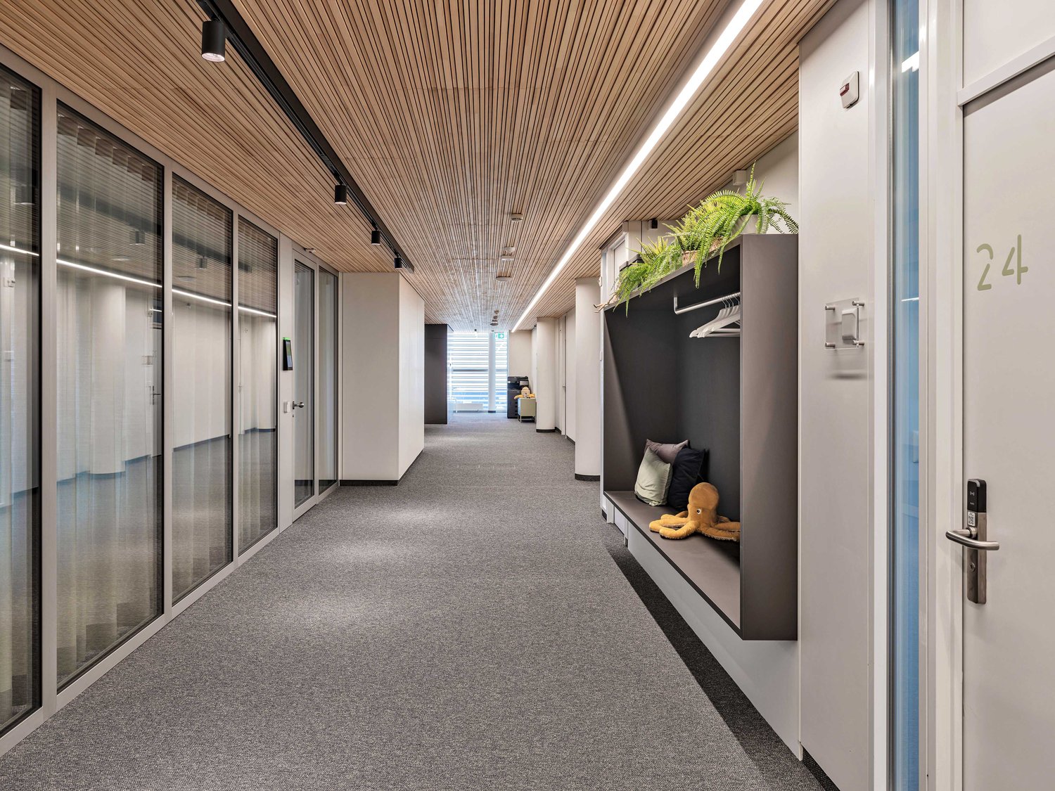 714m² office