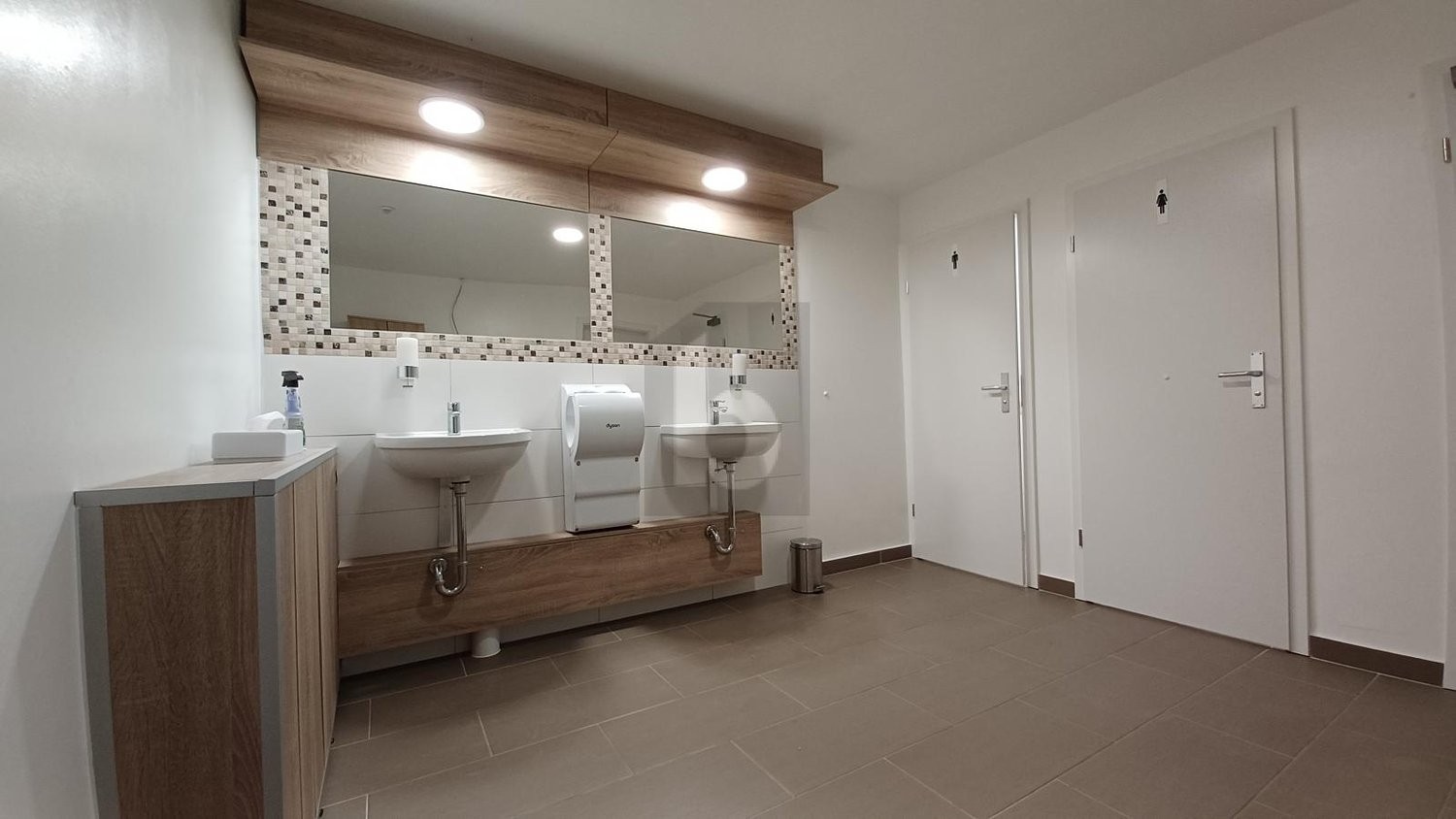 85m² shop
