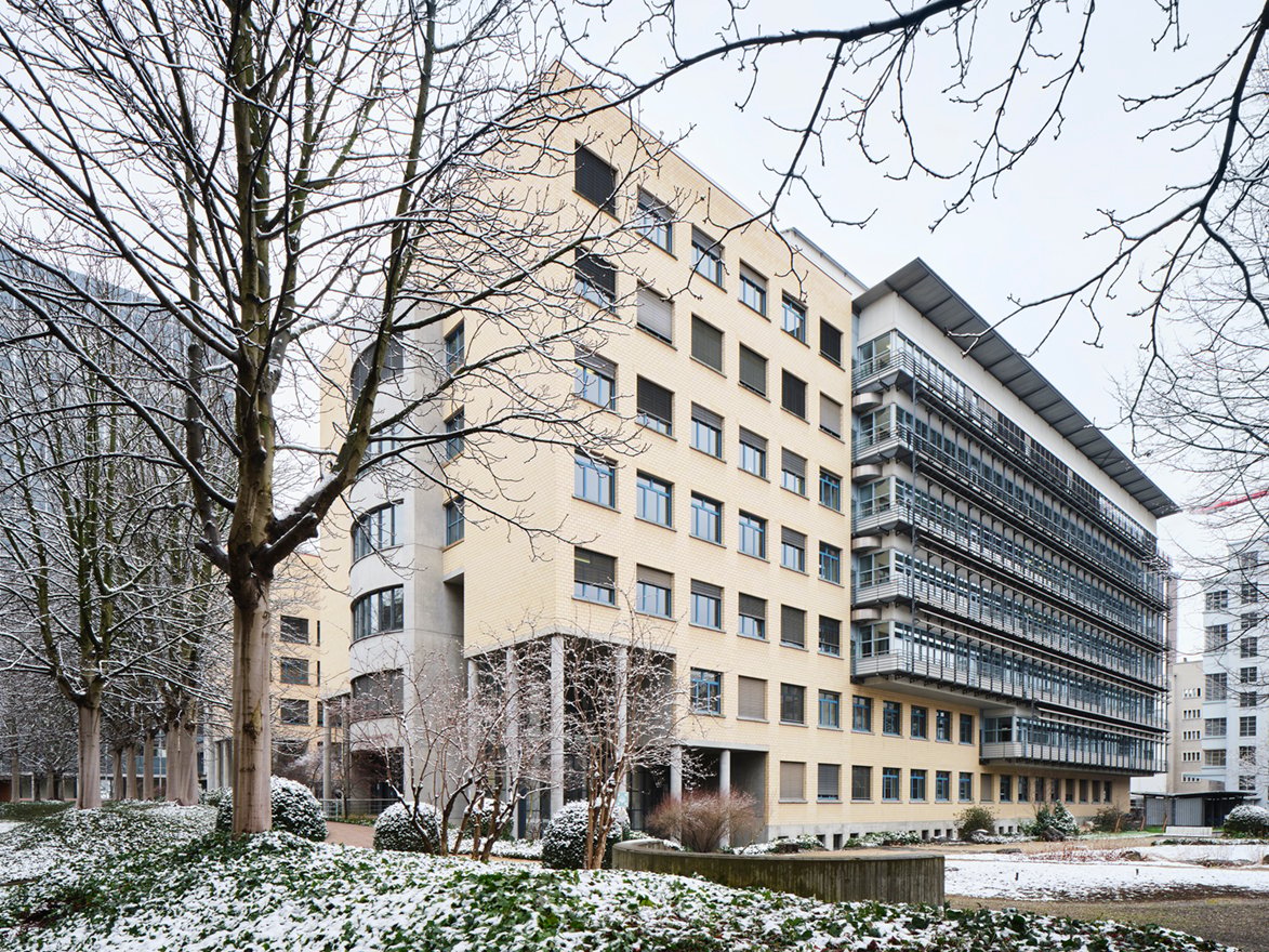1600m² office