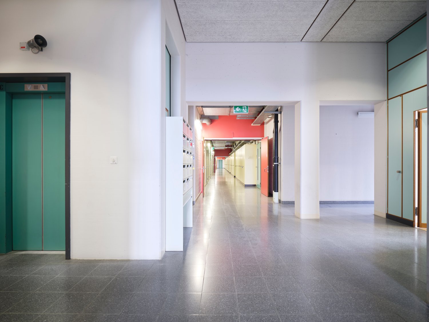 1600m² office