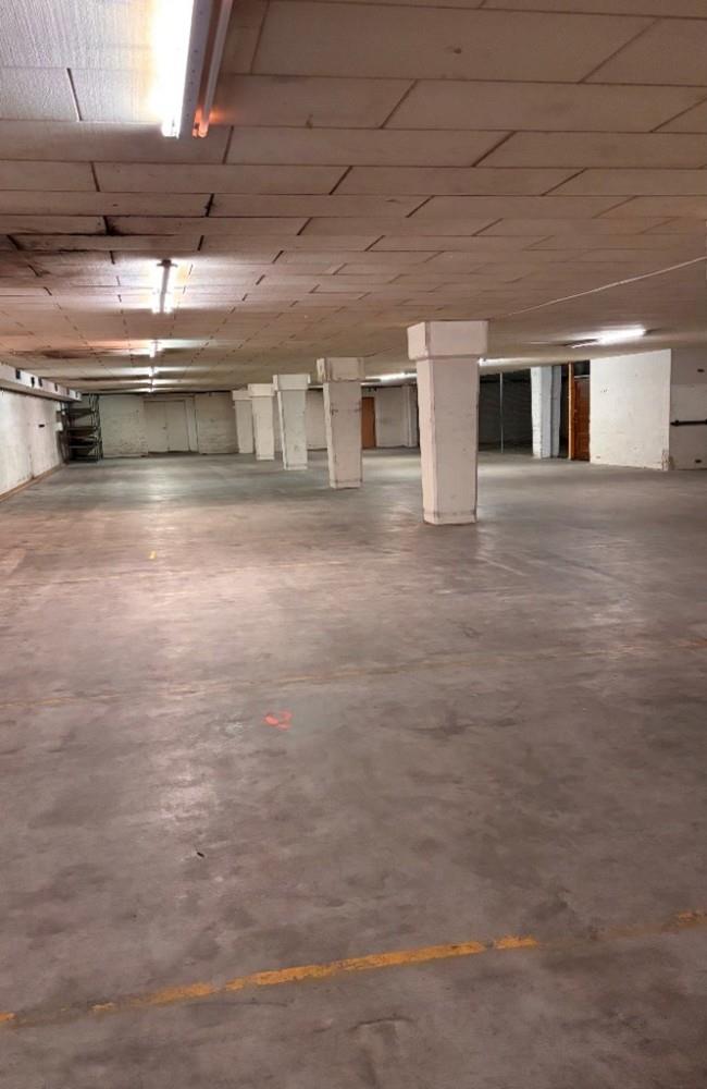 454m² storage room