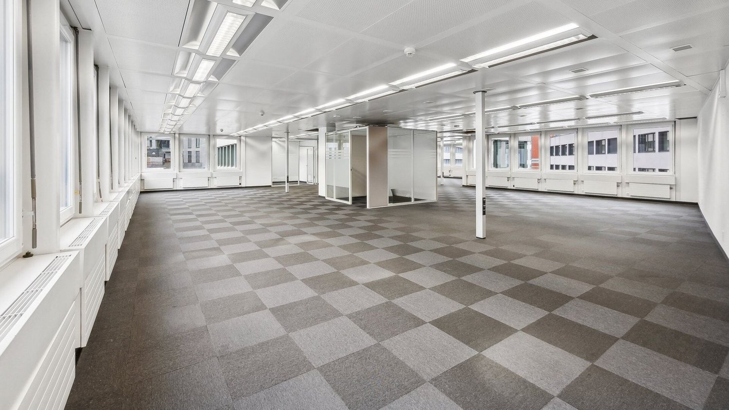 1335m² office