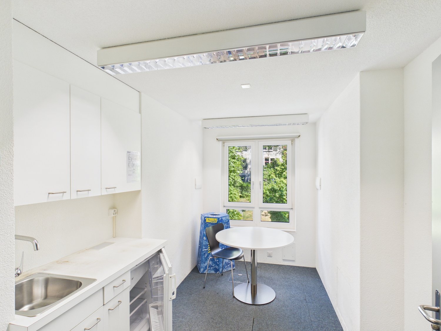 697m² office