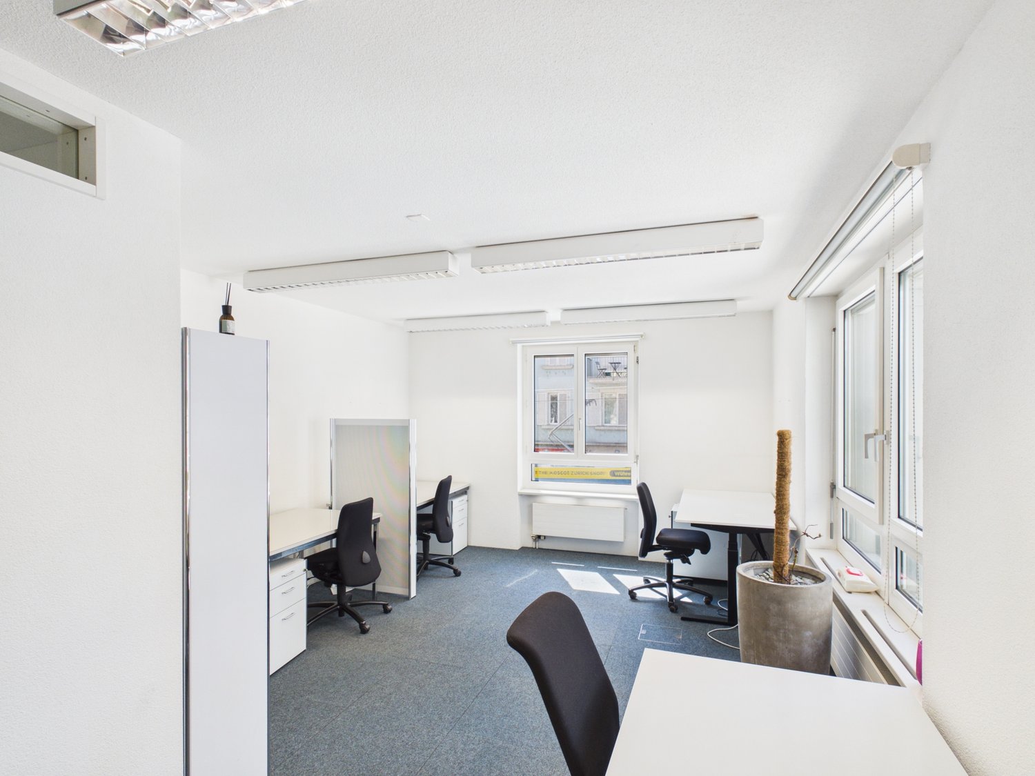 697m² office