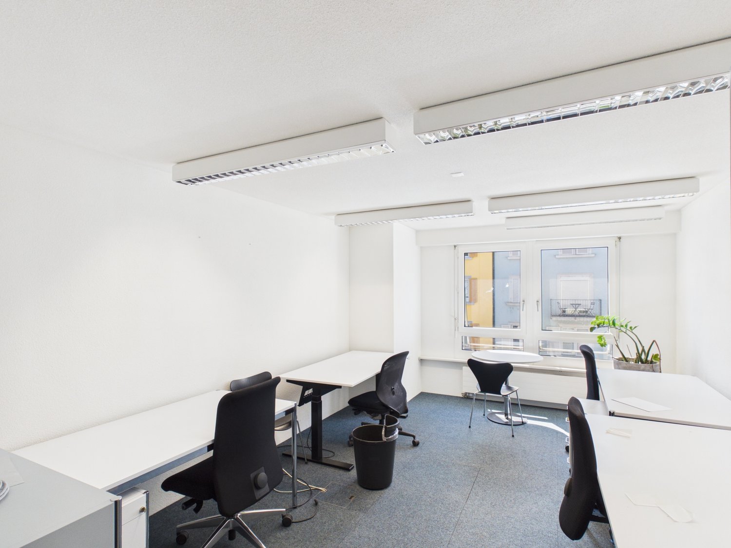 697m² office