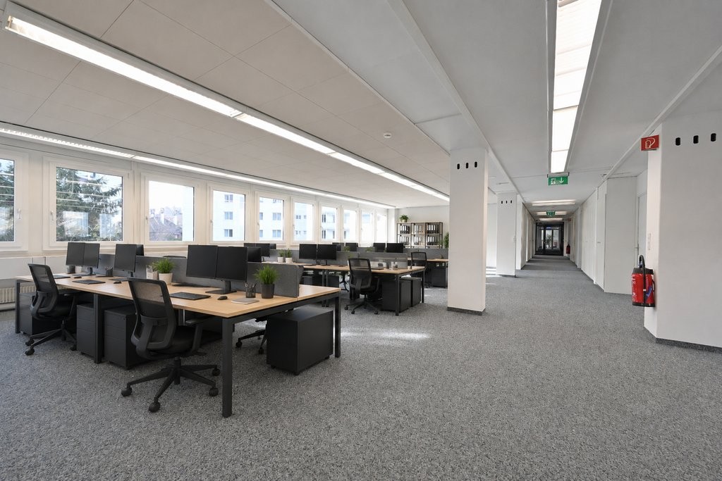 356m² office, photo 1 of 10