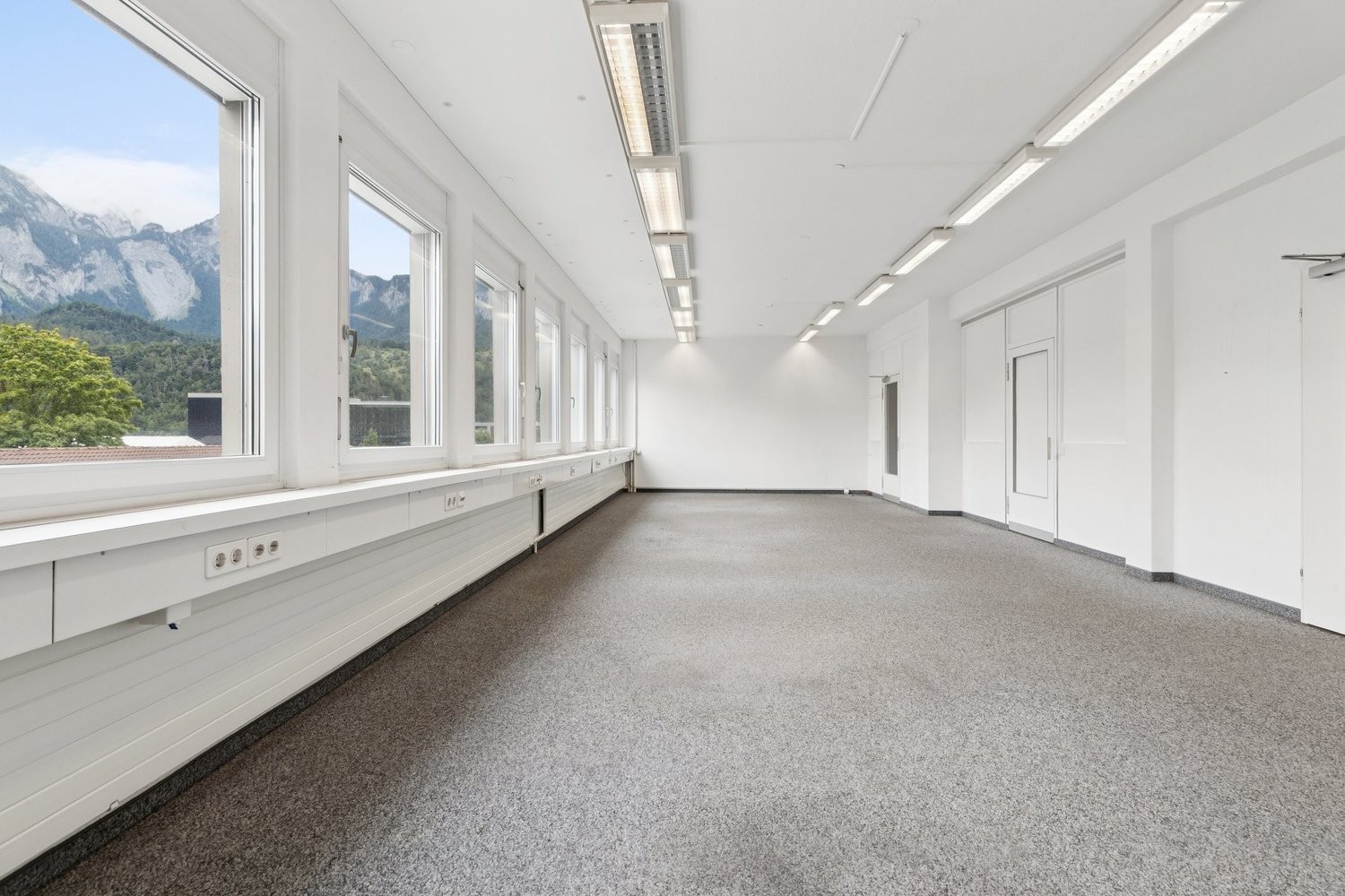858m² office