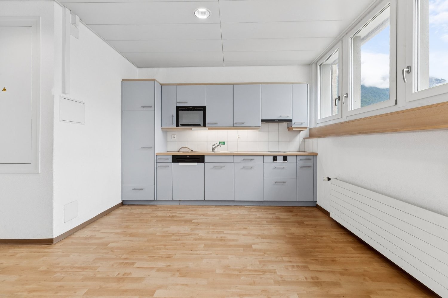 858m² office