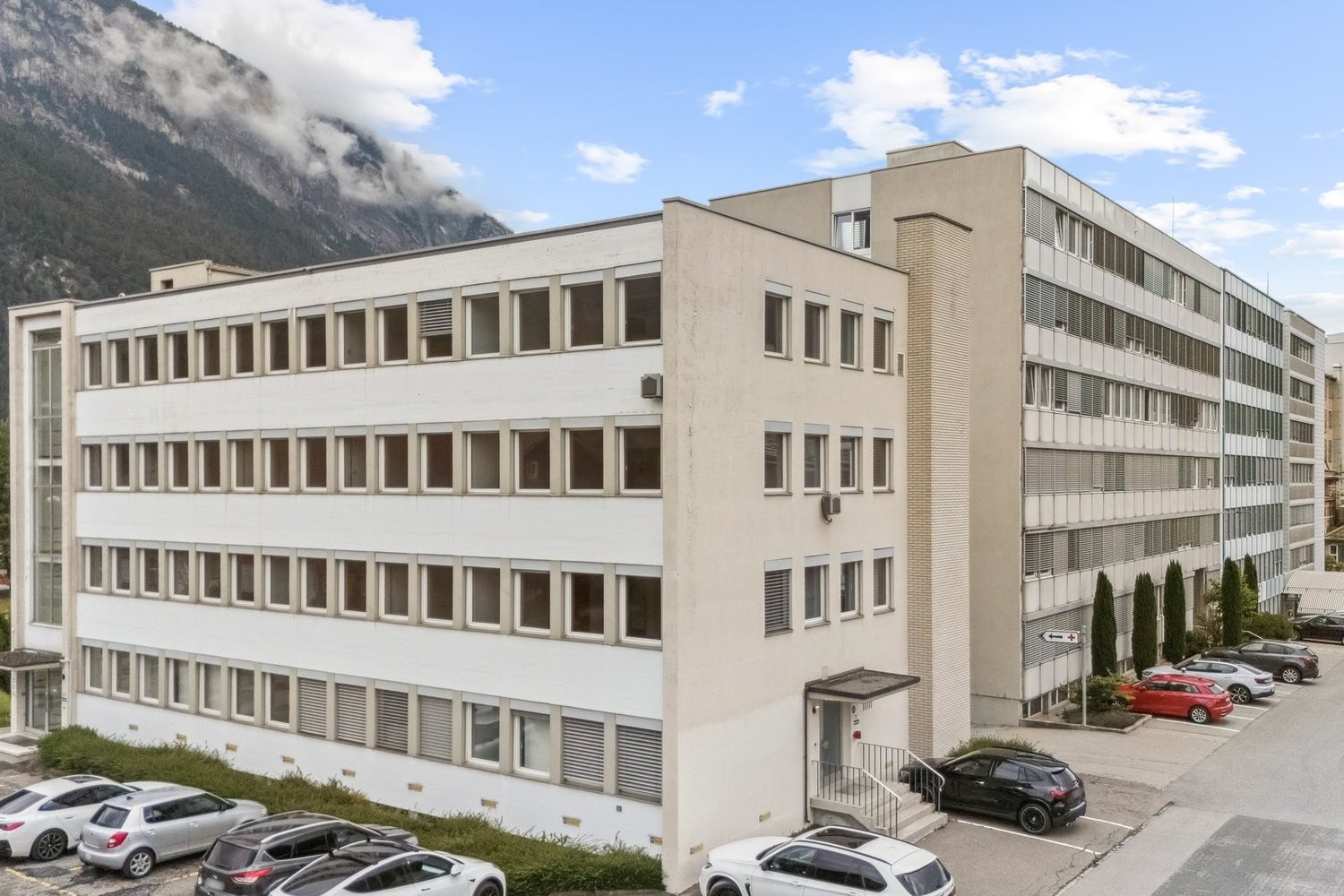 858m² office