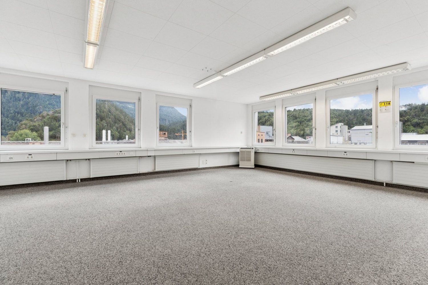 858m² office