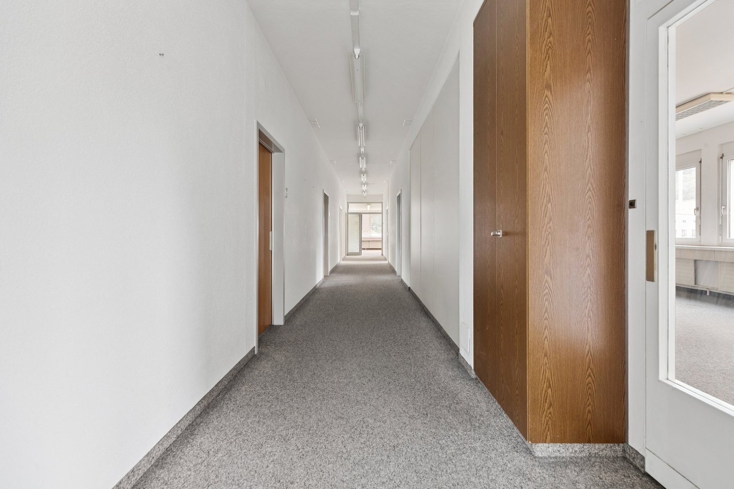 858m² office