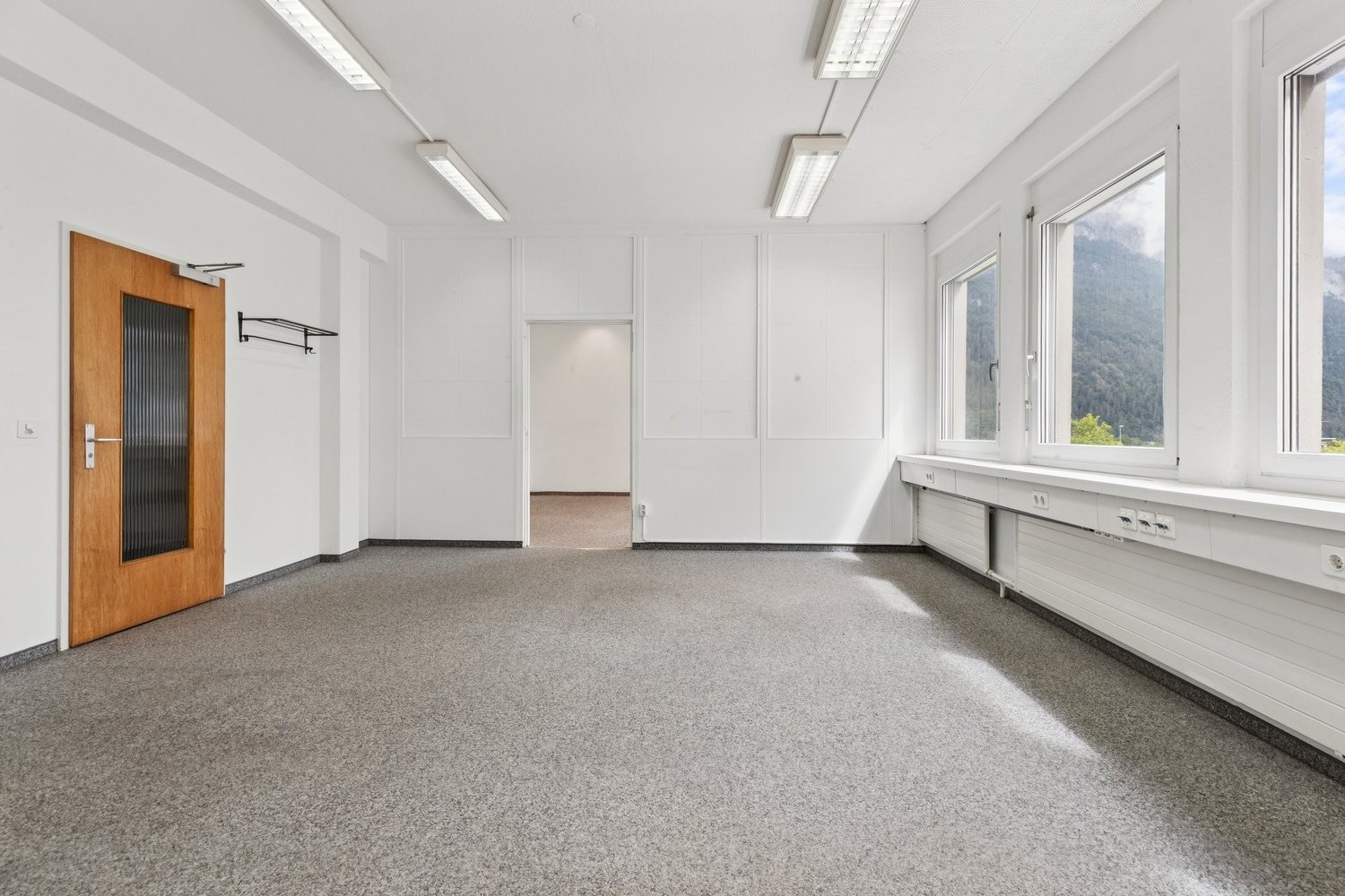 858m² office