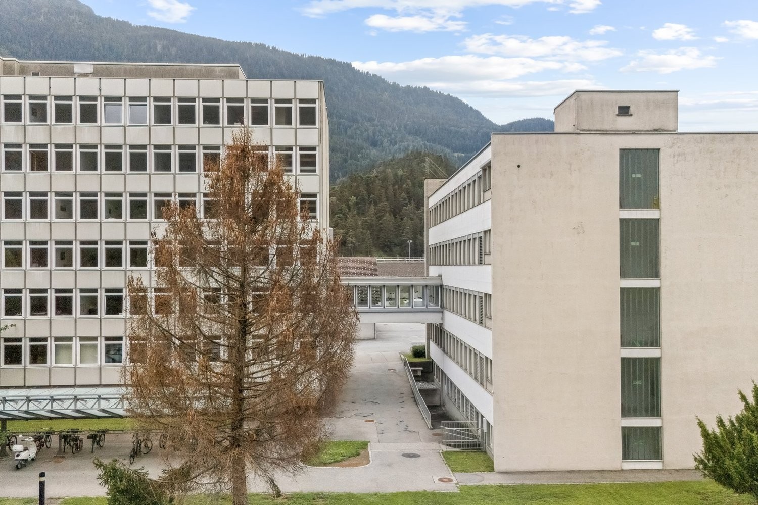 858m² office
