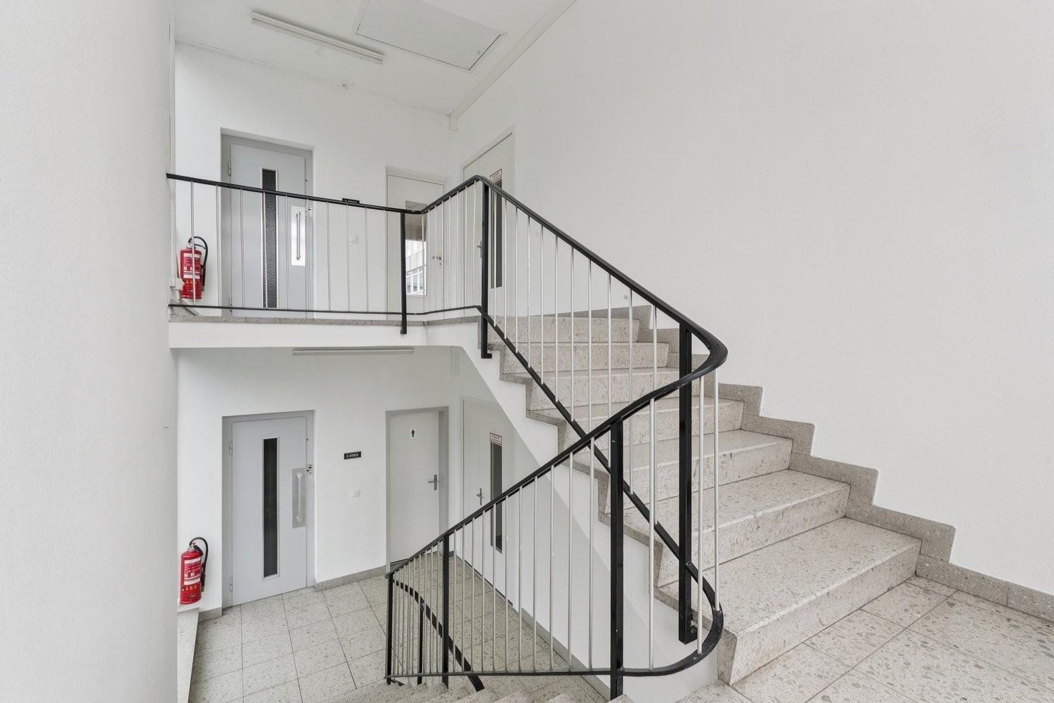 858m² office