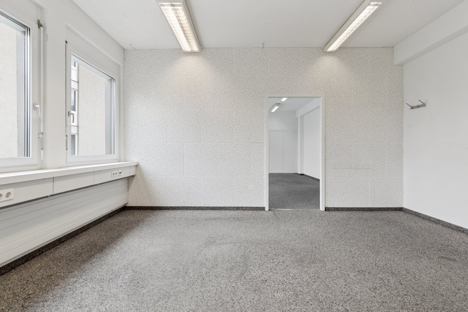 858m² office