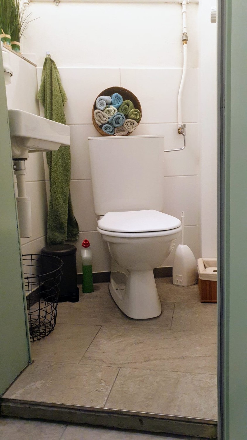 30m² commercial

Studio room 30.45 m2 for rent by arrangement. The room has a large window facing the garden and is one of 3 studios on the ground floor. The ground floor was fully renovated in 2020 and is well insulated. Each studio has access to internet at the tenant's expense.