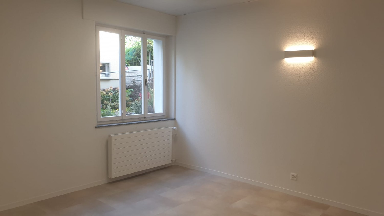 30m² commercial

Studio room 30.45 m2 for rent by arrangement. The room has a large window facing the garden and is one of 3 studios on the ground floor. The ground floor was fully renovated in 2020 and is well insulated. Each studio has access to internet at the tenant's expense.
