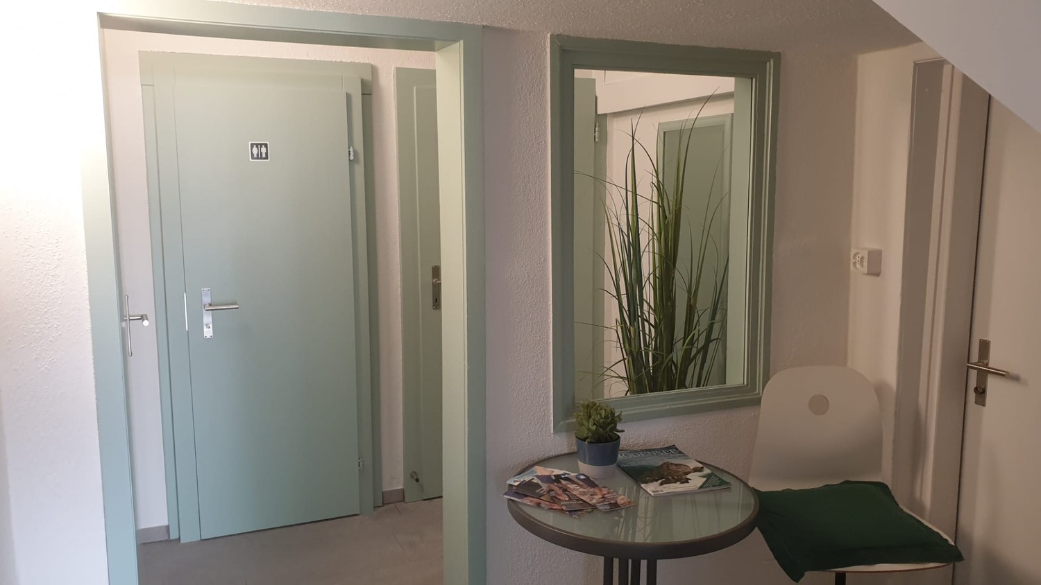 30m² commercial

Studio room 30.45 m2 for rent by arrangement. The room has a large window facing the garden and is one of 3 studios on the ground floor. The ground floor was fully renovated in 2020 and is well insulated. Each studio has access to internet at the tenant's expense.