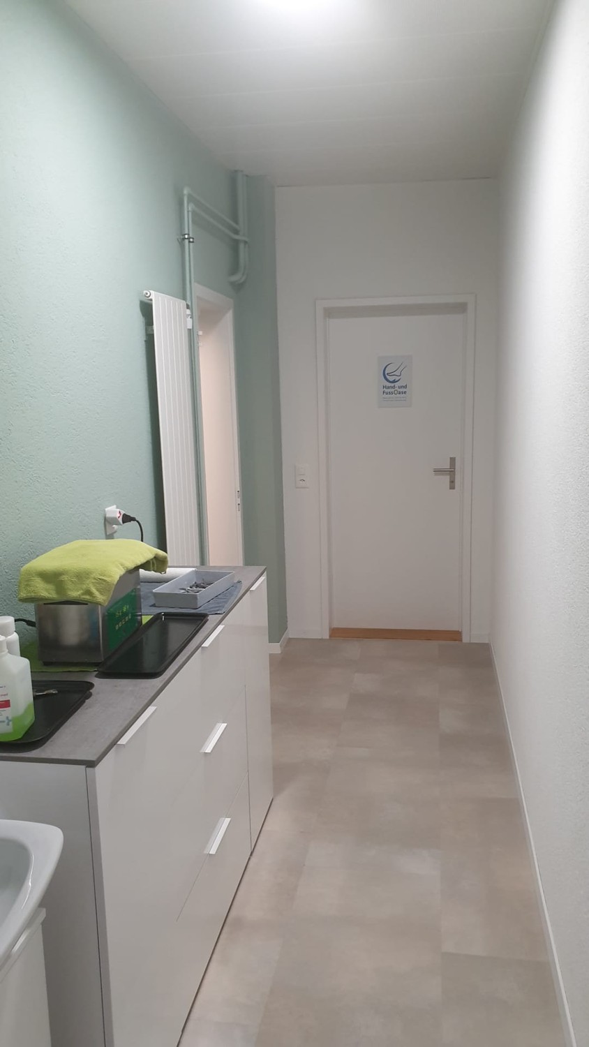 30m² commercial

Studio room 30.45 m2 for rent by arrangement. The room has a large window facing the garden and is one of 3 studios on the ground floor. The ground floor was fully renovated in 2020 and is well insulated. Each studio has access to internet at the tenant's expense.