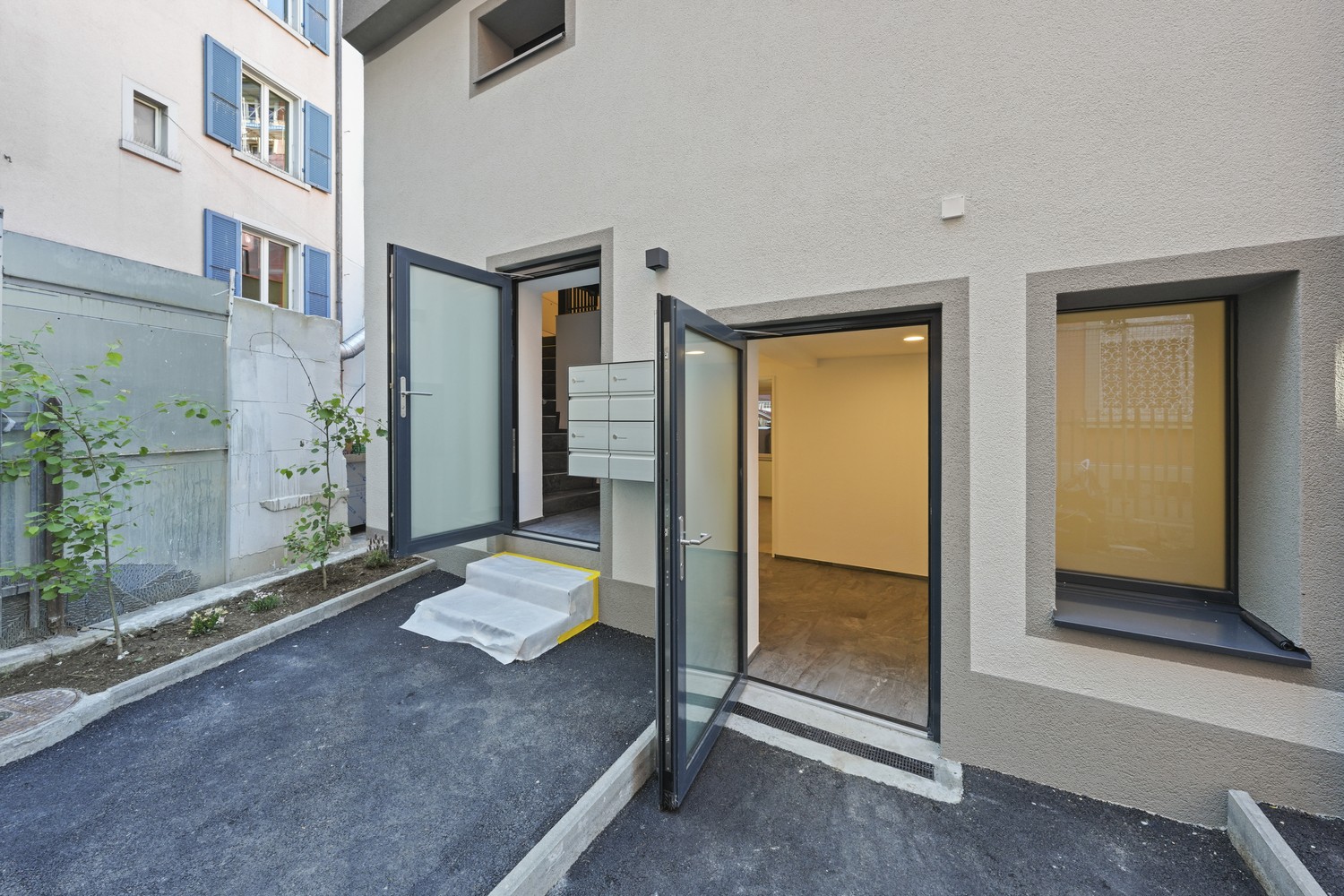 100m² commercial
