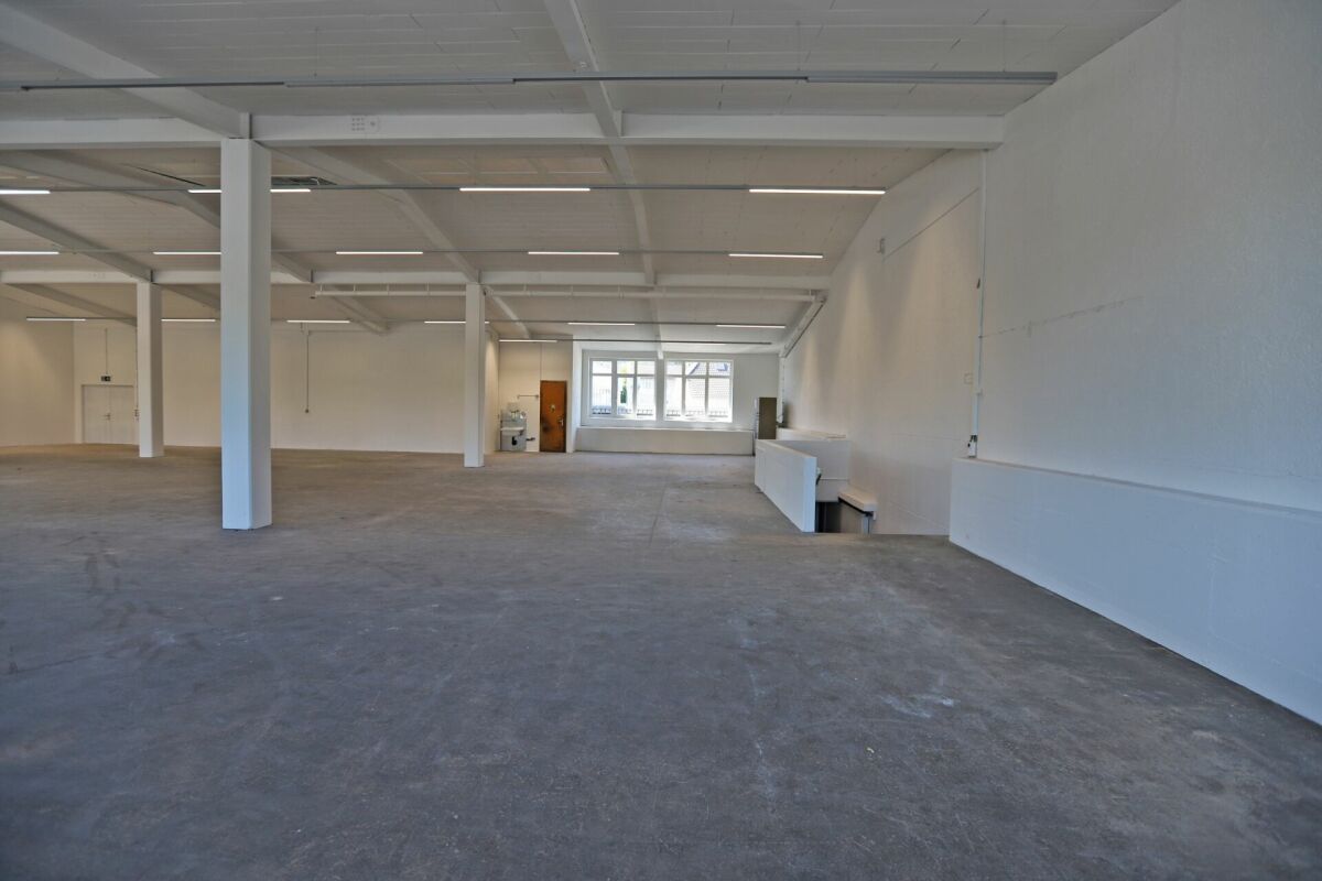 560m² storage room