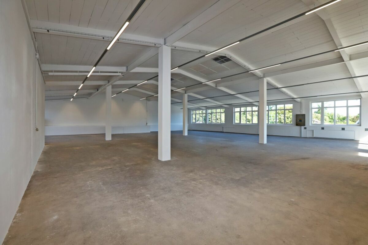 560m² storage room