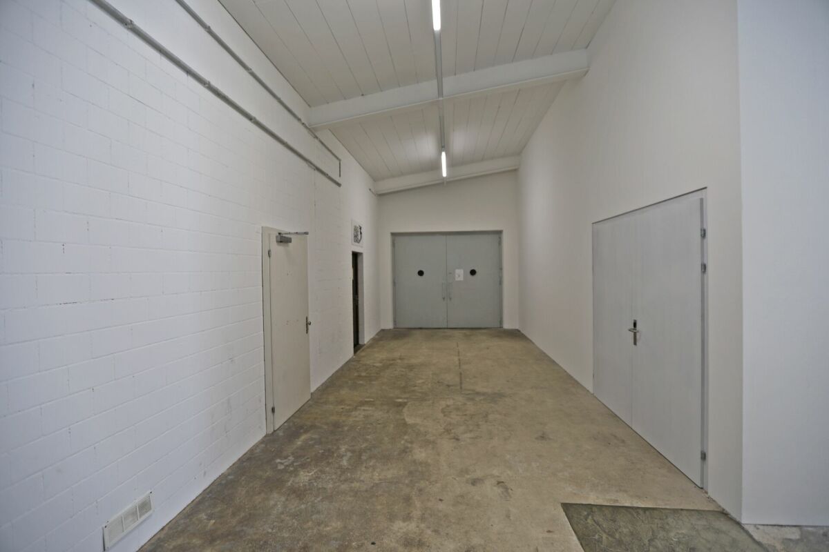 560m² storage room