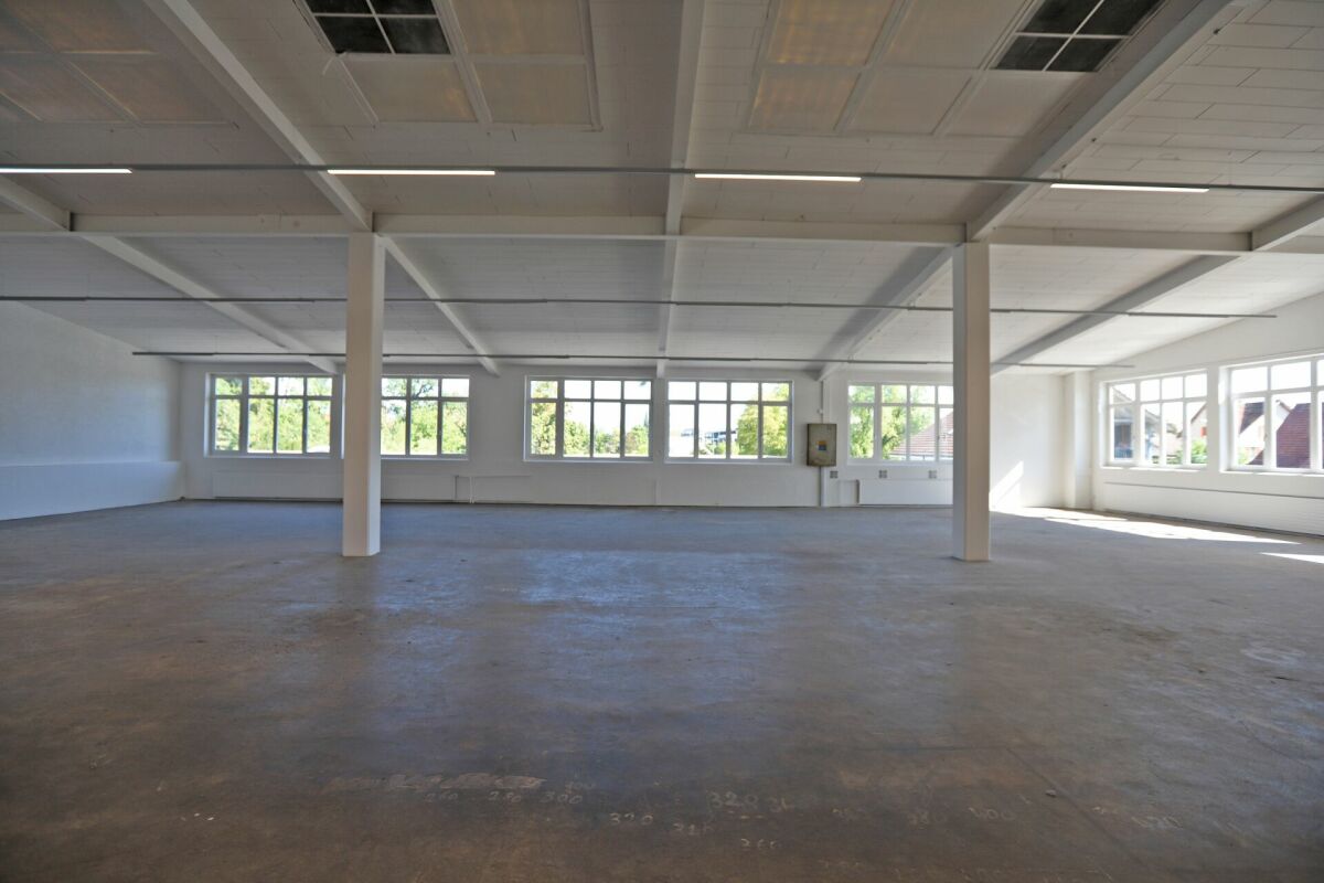 560m² storage room