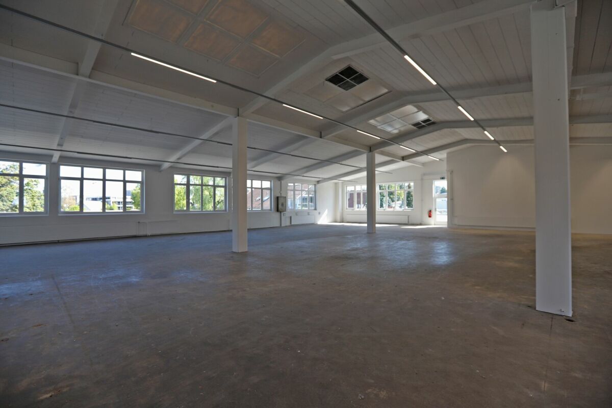 560m² storage room