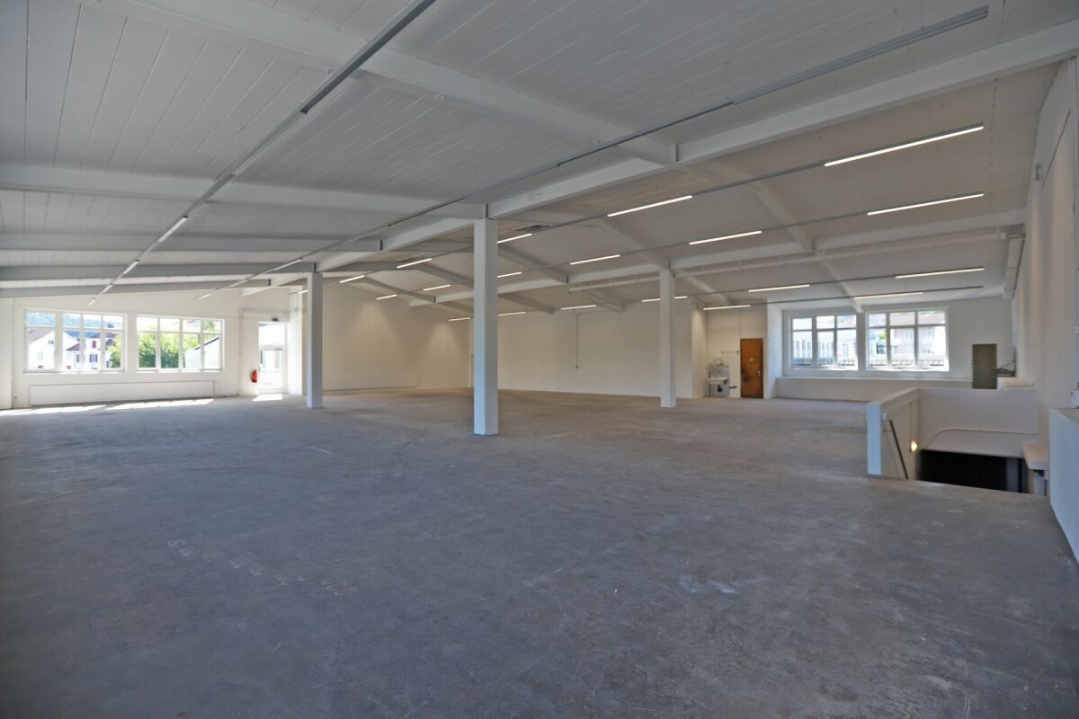 560m² storage room
