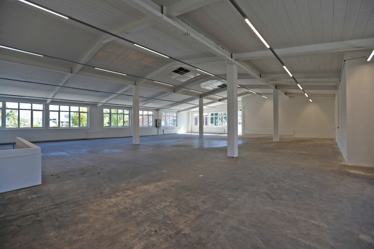 560m² storage room