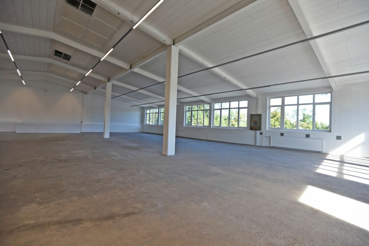 560m² storage room