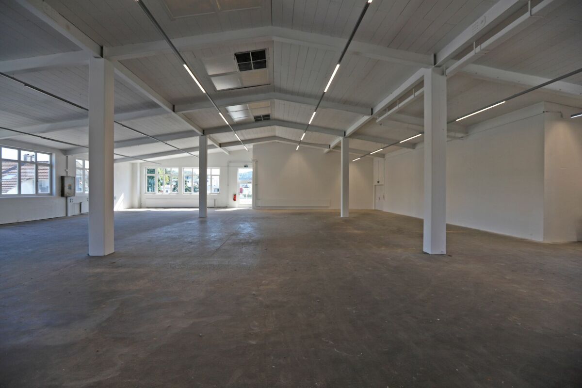 560m² storage room