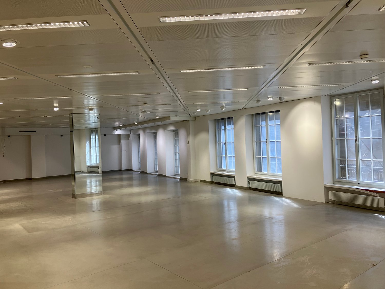 260m² office