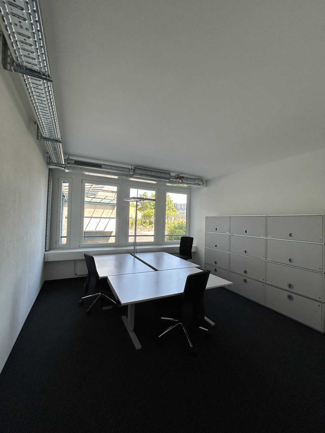 296m² office