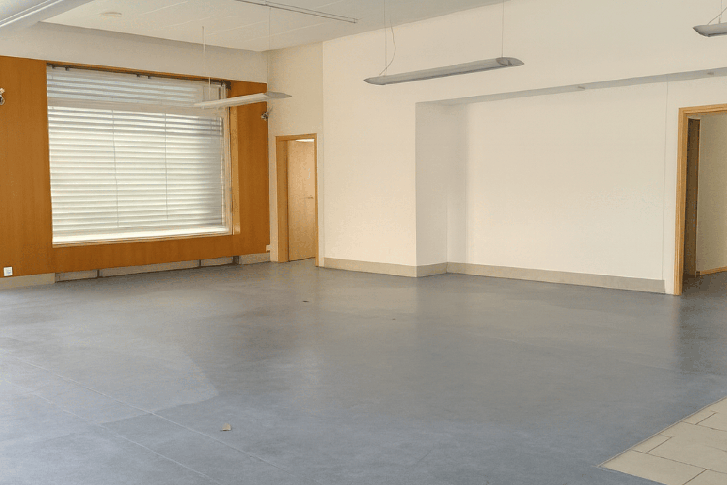 171m² Gewerbe

Vollständig anpassbar, für Aktivitäten wie Weinbar, kleine Gastronomie.

- Strategische Lage
- Grosse Schaufenster
- Möglichkeit für eine Terrassenecke
- Verlängerte Öffnungszeiten, von der Morgendämmerung bis spät in die Nacht
- 365 Tage im Jahr geöffnet
- Besucht von Reisenden, Pend, Foto 3 von 6
