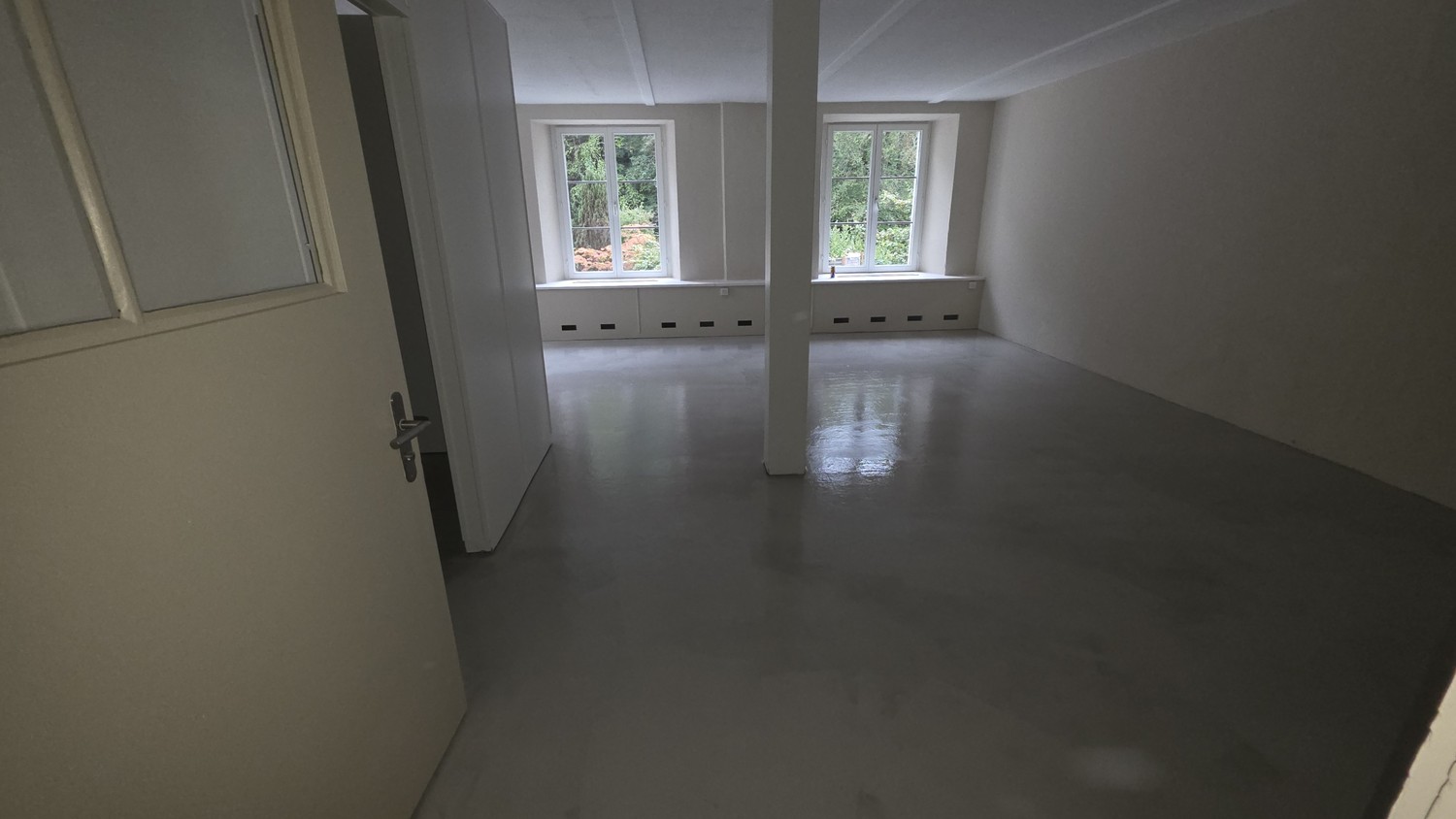 Commercial, Foto 1 von 3