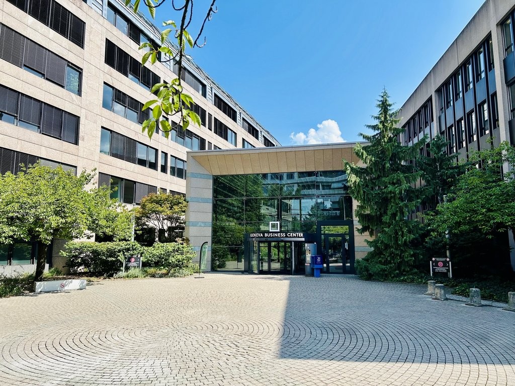 677m² Büro","description":"677 m2 Fläche im Geneva Business Center in Lancy

Gelegen 10 Minuten von der Autobahnausfahrt entfernt und 5 Minuten zu Fuss von der Tramstation "les Esserts"

Das Geneva Business Center bietet zahlreiche Dienstleistungen an, unter anderem Facility Management, Empfangs- un