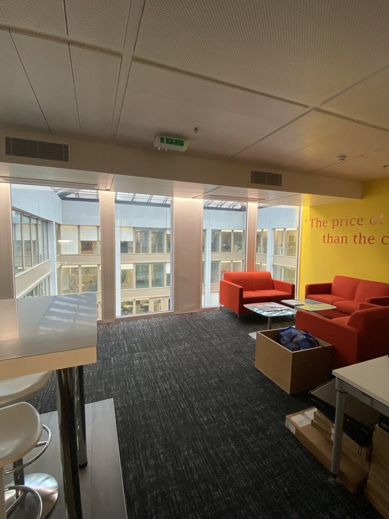 677m² Büro","description":"677 m2 Fläche im Geneva Business Center in Lancy

Gelegen 10 Minuten von der Autobahnausfahrt entfernt und 5 Minuten zu Fuss von der Tramstation "les Esserts"

Das Geneva Business Center bietet zahlreiche Dienstleistungen an, unter anderem Facility Management, Empfangs- un
