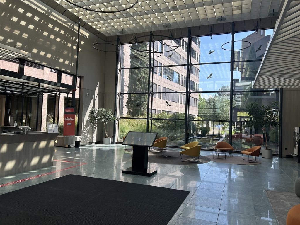 677m² Büro","description":"677 m2 Fläche im Geneva Business Center in Lancy

Gelegen 10 Minuten von der Autobahnausfahrt entfernt und 5 Minuten zu Fuss von der Tramstation "les Esserts"

Das Geneva Business Center bietet zahlreiche Dienstleistungen an, unter anderem Facility Management, Empfangs- un