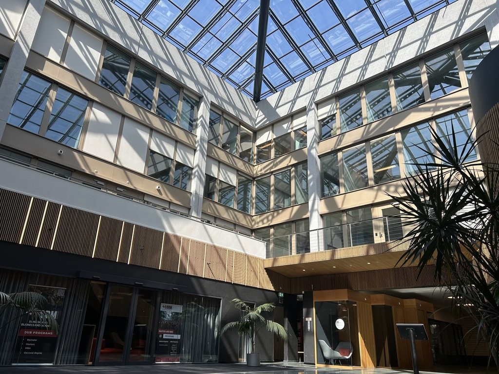 677m² Büro","description":"677 m2 Fläche im Geneva Business Center in Lancy

Gelegen 10 Minuten von der Autobahnausfahrt entfernt und 5 Minuten zu Fuss von der Tramstation "les Esserts"

Das Geneva Business Center bietet zahlreiche Dienstleistungen an, unter anderem Facility Management, Empfangs- un