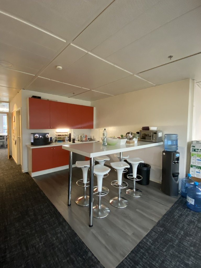 677m² Büro","description":"677 m2 Fläche im Geneva Business Center in Lancy

Gelegen 10 Minuten von der Autobahnausfahrt entfernt und 5 Minuten zu Fuss von der Tramstation "les Esserts"

Das Geneva Business Center bietet zahlreiche Dienstleistungen an, unter anderem Facility Management, Empfangs- un